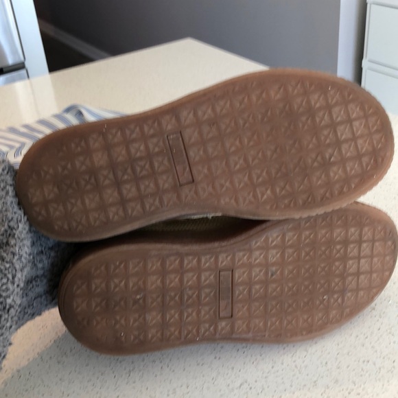 Puma Sneakers. Size 6 WMNS. - Picture 5 of 7